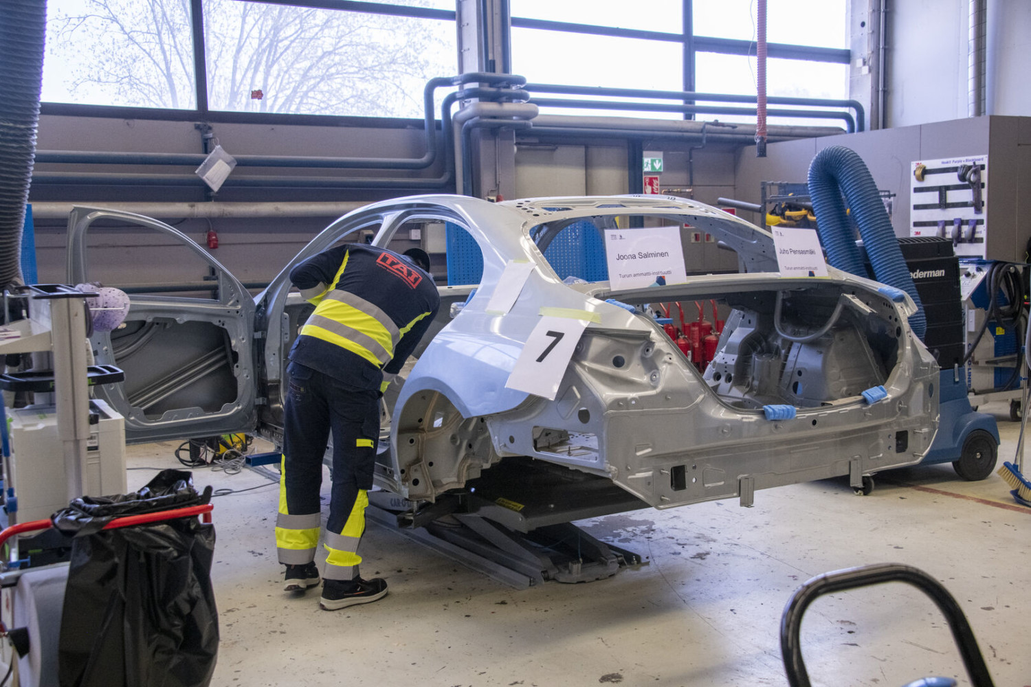 Kilpailijan tehtävänä on vaihtaa törmäyksessä vaurioittunut kiinteä korinosa Mercedes Benz C-sarjan raakakoriin.